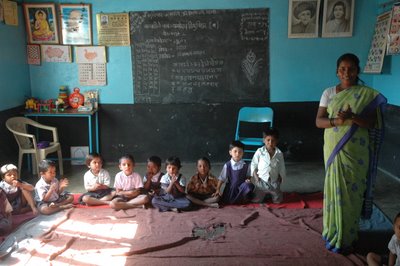 enseñando a niños en la india